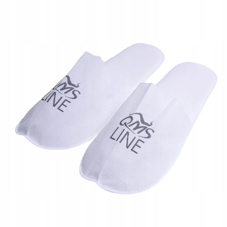 kapcie-z-nadrukiem-logo-qms-gold-1para-jednorazowka-pl